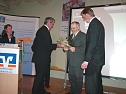 Übergabe Erinnerungsgeschenk (Foto: Karl-Heinz Herrmann) Übergabe Erinnerungsgeschenk (Foto: Karl-Heinz Herrmann)