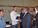 Zeugnisse &uuml;bergeben (Foto: Karl-Heinz Herrmann)