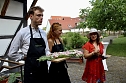 Kulinarische Gen&uuml;sse aus der Natur, stellte das Team "Wildrausch" seinen G&auml;sten im Garten des Apothekenmuseums in Bad Langensalza vor (Foto: Eva Maria Wiegand)