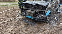 Kleinbus brannte an einem Feld bei Rockensu&szlig;ra vollkommen aus (Foto: Silvio Dietzel)