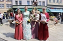 Auftakt zum Brunnenfest in Bad Langensalza mit vielen bunt geschm&uuml;ckten Kindern am Rathausbrunnen (Foto: Eva Maria Wiegand)