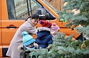 Kita Kinder schm&uuml;cken mit Kurdirektorin Katja Rudolph den Weihnachtsbaum am Bad Langensalzaer Rathaus (Foto: Eva Maria Wiegand)