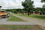 Barrierefreies Wegenetz im Ferienpark Feuerkuppe... (Foto: Karl-Heinz Herrmann)
