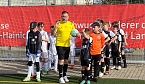 Bild: Matthias Reinz f&uuml;hrt dien E-Junioren von Preu&szlig;en und Wecker Gotha auf den Platz (Foto: B.Harbauer)