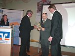 Übergabe Erinnerungsgeschenk (Foto: Karl-Heinz Herrmann) Übergabe Erinnerungsgeschenk (Foto: Karl-Heinz Herrmann)