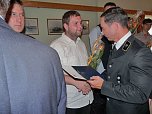 Zeugnisse &uuml;bergeben (Foto: Karl-Heinz Herrmann)