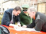 Berufsfeuerwehr, Sprengmeister und Polizei legen Radius zur Evakuierung fest (Foto: nnz)