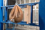Ein Sandsack simuliert den Einbruch mit Schulterkraft. (Foto: Stiftung Warentest)