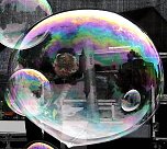 Spiegelbild in Seifenblase (Foto: Peter Blei)