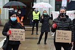 Proteste der Fris&ouml;rinnung vor dem Nordh&auml;user Bahnhof (Foto: oas)