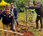 Baumpflanzung im Harz v. links Patrick Kurth- FDP-Direktkandidat; Kreischef FDP Nordhausen Claus-Peter Roßberg (Mitte) (Foto: FDP ) Baumpflanzung im Harz v. links Patrick Kurth- FDP-Direktkandidat; Kreischef FDP Nordhausen Claus-Peter Roßberg (Mitte) (Foto: FDP )