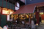 Weihnachtliches Ambiente im Antiquit&auml;ten-und Tr&ouml;delhof (Foto: oas)