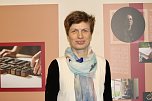 Die K&uuml;nstlerin Annekatrin Wei&szlig;e bei der Vernissage zu Ihrer Ausstellung "Kreative Frauen aus Th&uuml;ringen" im Langensalzaer Rathaus (Foto: Eva Maria Wiegand)