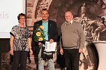 Kyffhäuser Sportlergala 2020/2022 - v.r. Dr. Räuber ehrt Uwe Pforr Mitte (Karatelehrer in Sondershausen) für seinen über 30-jährigen Einsatz in Kampfsport (Foto: Eva Maria Wiegand) Kyffhäuser Sportlergala 2020/2022 - v.r. Dr. Räuber ehrt Uwe Pforr Mitte (Karatelehrer in Sondershausen) für seinen über 30-jährigen Einsatz in Kampfsport (Foto: Eva Maria Wiegand)