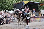 Hochprofessionelle Reitershow mit "Wenzel Ritterspiele" (Foto: Eva Maria Wiegand) Hochprofessionelle Reitershow mit "Wenzel Ritterspiele" (Foto: Eva Maria Wiegand)