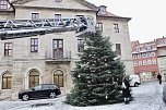 Gro&szlig;e Freude bei kleinen Wichteln - Kita Kinder schm&uuml;cken Weihnachtsbaum am Bad Langensalzaer Rathaus (Foto: Eva Maria Wiegand)