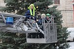Gro&szlig;e Freude bei kleinen Wichteln - Kita Kinder schm&uuml;cken Weihnachtsbaum am Bad Langensalzaer Rathaus (Foto: Eva Maria Wiegand)