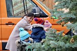 Kita Kinder schm&uuml;cken mit Kurdirektorin Katja Rudolph den Weihnachtsbaum am Bad Langensalzaer Rathaus (Foto: Eva Maria Wiegand)