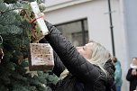 Gro&szlig;e Freude bei kleinen Wichteln - Kita Kinder schm&uuml;cken Weihnachtsbaum am Bad Langensalzaer Rathaus (Foto: Eva Maria Wiegand)