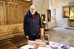 Pfarrer Dirk Vogel mit neuer und alter Zeitkapsel (Foto: Eva Maria Wiegand)