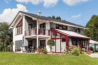 Bild: Massives Holzhaus in drei Tagen gebaut