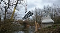 Bild: Br&uuml;ckenmontage f&uuml;r Unstrut-Werra-Radweg