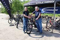 Bild: Feiern am Radweg haben begonnen