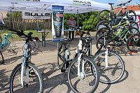 Bild: Feiern am Radweg haben begonnen