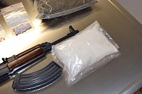 Bild: Sichergestellte Drogen und Waffen