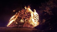 Holz brennt an Landkreisgrenze Bild: Holz brennt an Landkreisgrenze
