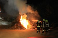 Holz brennt an Landkreisgrenze Bild: Holz brennt an Landkreisgrenze