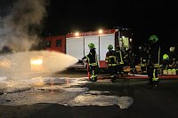 Holz brennt an Landkreisgrenze Bild: Holz brennt an Landkreisgrenze