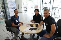 Autos an THC-Mädels übergeben Bild: Autos an THC-Mädels übergeben