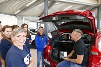 Autos an THC-Mädels übergeben Bild: Autos an THC-Mädels übergeben