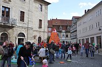 Bild: Unter der Koordination des Vereins Zwiwel e. V. und der Mitfinanzierung &uuml;ber das Landesprogramm Familie erm&ouml;glichten 70 Unterst&uuml;tzer verschiedener Institutionen und Vereine ein lebendiges Familienfest mit zahlreichen Aktionen in der Innenstadt von Bad Langensalza anl&auml;sslich des Weltkindertages im vergangenen September