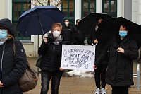 Bild: Proteste der Fris&ouml;rinnung vor dem Nordh&auml;user Bahnhof