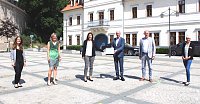 Bild: v.l. Julia Pietsch-Regionalmanagement Nordhausen; Nicolle Linke-Regionalmanagement Kyffh&auml;userkreis; Landr&auml;tin v. Sondershausen Antje Hochwind-Schneider; Th&uuml;ringer Wirtschaftsminister Wolfgang Tiefensee; Landrat v. Nordhausen Matthias Jendricke; Rebecca Vangangelt - Landratsamt Unstrut-Hainich-Kreis