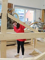 Bild: Jobbloggerin Franzi im Handwerksbetrieb Tischlerei und Massivholzbau Bohnert