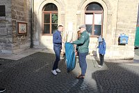 Bild: Brunnenabdeckung und Fr&uuml;hjahrsputz vorm Rathaus