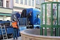 Bild: Brunnenabdeckung und Fr&uuml;hjahrsputz vorm Rathaus