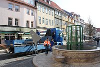Bild: Brunnenabdeckung und Fr&uuml;hjahrsputz vorm Rathaus