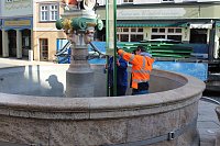 Bild: Brunnenabdeckung und Fr&uuml;hjahrsputz vorm Rathaus