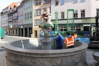 Bild: Brunnenabdeckung und Fr&uuml;hjahrsputz vorm Rathaus