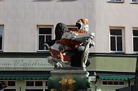 Bild: Brunnenabdeckung und Fr&uuml;hjahrsputz vorm Rathaus