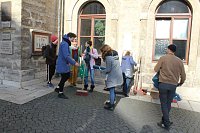 Bild: Brunnenabdeckung und Fr&uuml;hjahrsputz vorm Rathaus