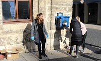 Bild: Brunnenabdeckung und Fr&uuml;hjahrsputz vorm Rathaus