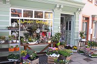 Bild: Die bronzene Kehrschaufel geht an Blumen-Grimm