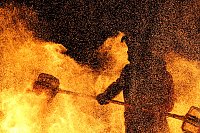 Atemberaubendes Feuerspektakel auf dem Töpfermarkt in Bad Langensalza Bild: Atemberaubendes Feuerspektakel auf dem Töpfermarkt in Bad Langensalza