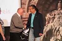 Bild: Kyffh&auml;user Sportlergala 2020/2022 - v.l. Dr. R&auml;uber ehrt Uwe Pforr (Karatelehrer in Sondershausen) f&uuml;r seinen &uuml;ber 30 j&auml;hrigen Einsatz in Kampfsport