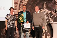Bild: Kyffh&auml;user Sportlergala 2020/2022 - v.r. Dr. R&auml;uber ehrt Uwe Pforr Mitte (Karatelehrer in Sondershausen) f&uuml;r seinen &uuml;ber 30-j&auml;hrigen Einsatz in Kampfsport